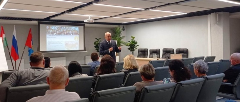 Член Общественной палаты Калужской области Иван Головид проводит лекцию о глобальном контексте украинского кризиса и фактах спецоперации